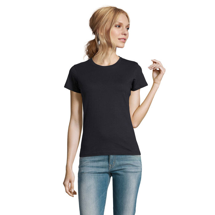 Camiseta de mujer negra con cuello redondo y mangas cortas, vista frontal, de algodón suave.