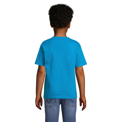 Camiseta infantil negra, corte clásico y cuello redondo, modelo sonriendo
