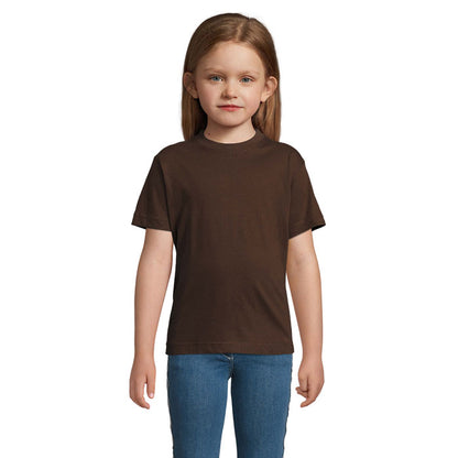 Vista trasera de niño con camiseta negra infantil, corte recto