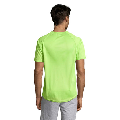 Camiseta de hombre técnica verde flúor, imagen desde la espalda.