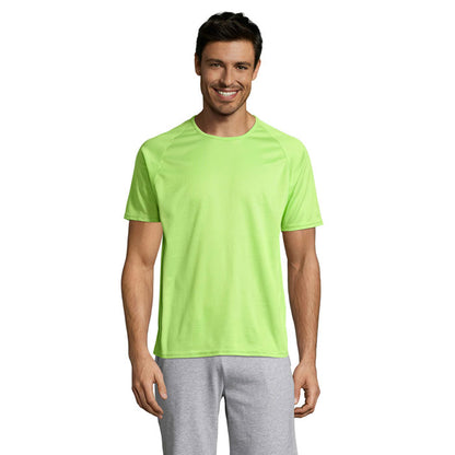 Vista delantera de camiseta técnica verde flúor en modelo masculino.