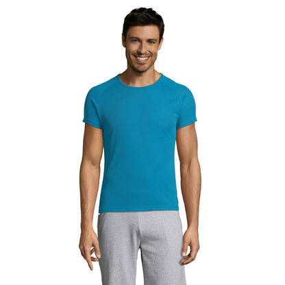 Hombre mostrando frontalmente camiseta técnica de color verde flúor.