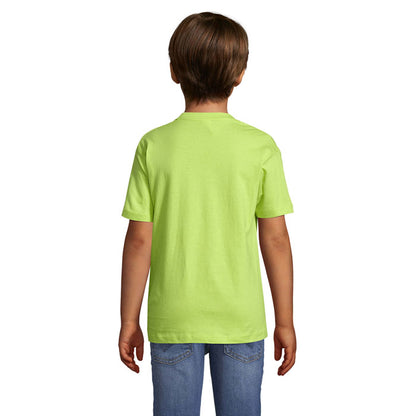 Imagen de camiseta de niño en verde claro desde atrás