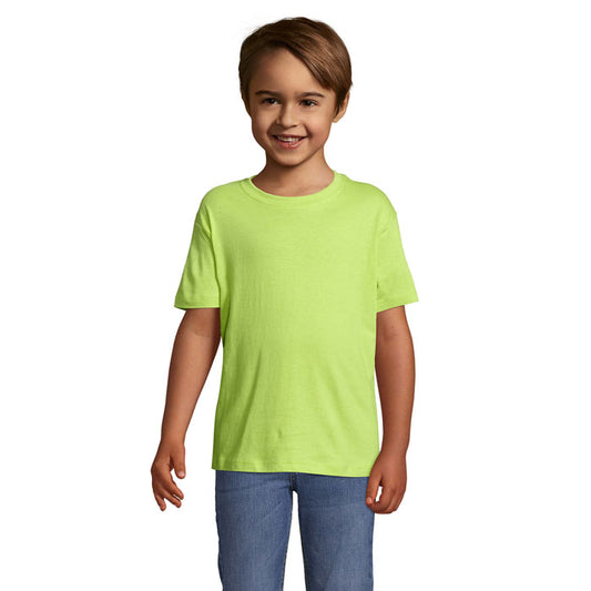 Camiseta infantil de color verde neón, fabricada en 100% algodón, modelo en uso por un niño sonriente.