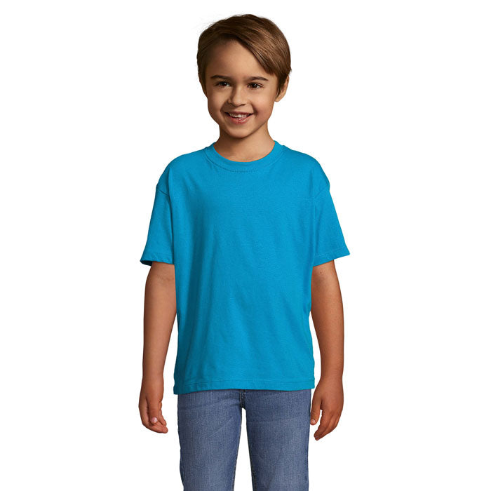 Camiseta infantil azul brillante en un niño sonriente, con corte clásico y cómodo, ideal para uso diario. REGENT KIDS - REGENT CAMISETA NIÑO 150g.