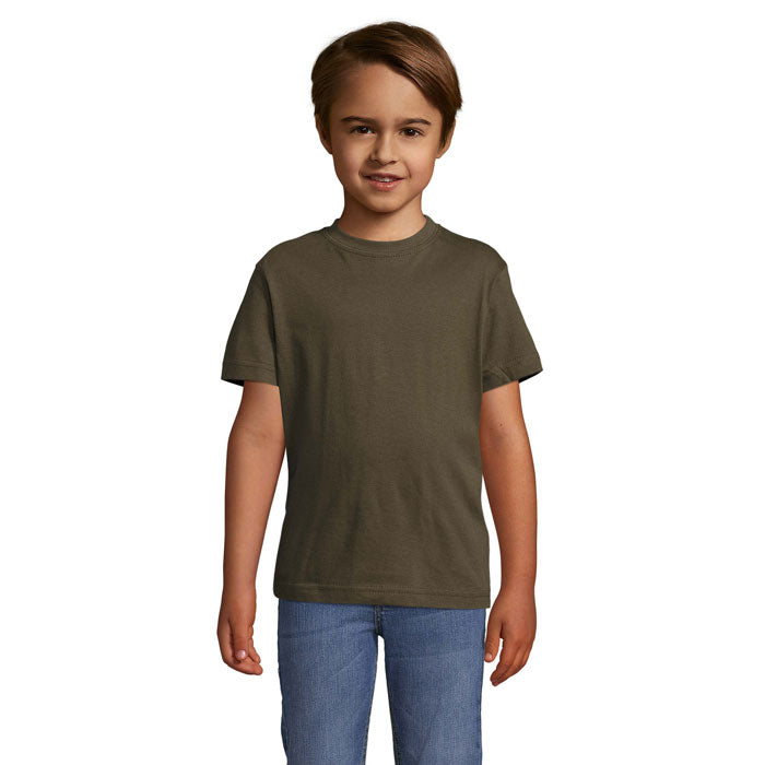 Camiseta infantil de color army, fabricada en algodón 100%, mostrada por un niño. Detalle de cuello con elastano.