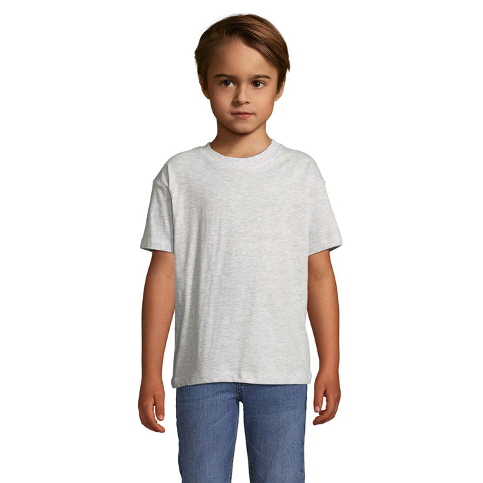 Camiseta infantil de color gris claro, confeccionada en 100% algodón, vista frontal en un niño de 6 años.