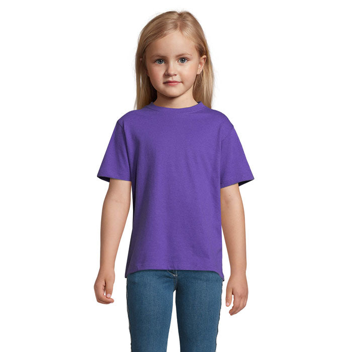 Camiseta infantil de color púrpura, con corte clásico, fabricada en 100% algodón, vista frontal en un niño.