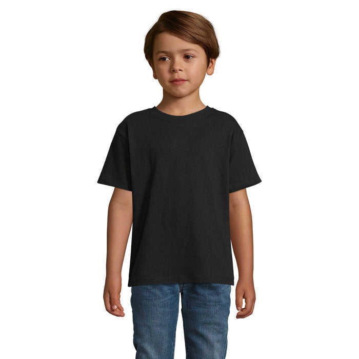 Camiseta infantil de color negro profundo en un niño, confeccionada en 100% algodón, vista frontal.