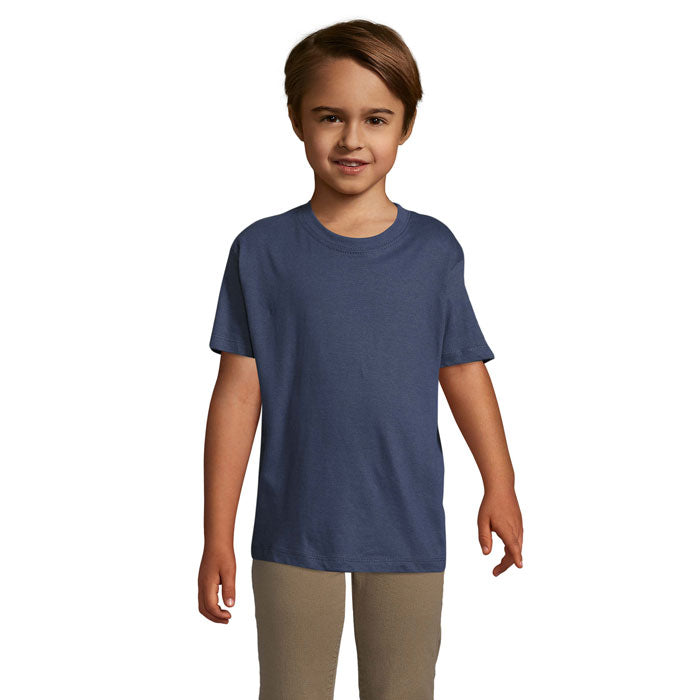 Camiseta infantil de color azul marino, adecuada para niños de 2 a 6 años, fabricada en 100% algodón semipeinado.