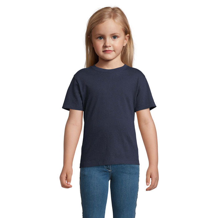 Camiseta infantil de color azul marino en una niña, confeccionada en 100% algodón, con un diseño clásico y cómodo.