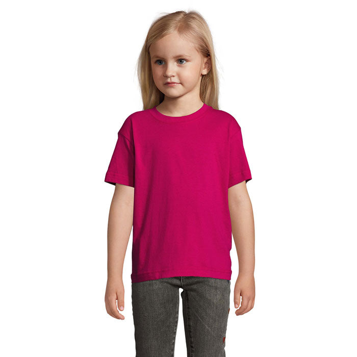 Camiseta infantil de color fucsia en vista frontal, fabricada en 100% algodón, ideal para niños de 2 a 6 años.