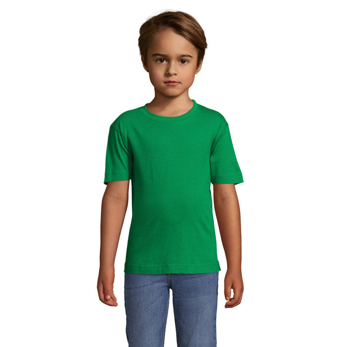 Camiseta infantil verde de algodón, perfecta para niños de 2 a 6 años, con cuello reforzado y diseño clásico.