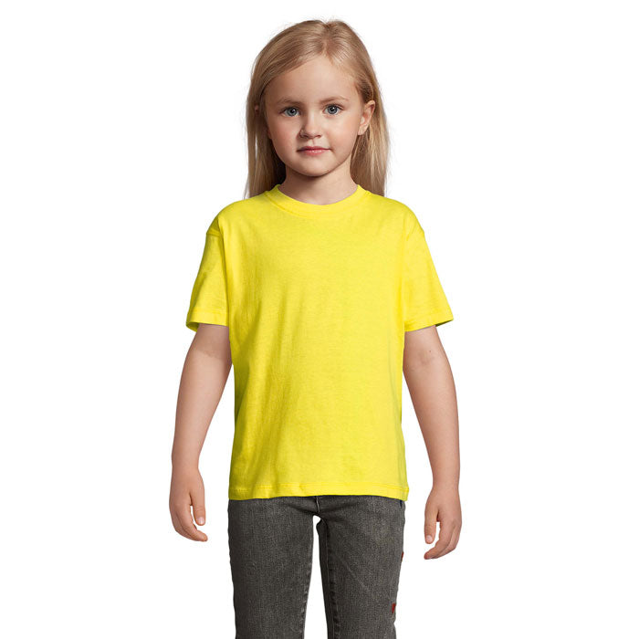 Camiseta amarilla de algodón para niño, vista frontal, ideal para el uso diario y actividades al aire libre.