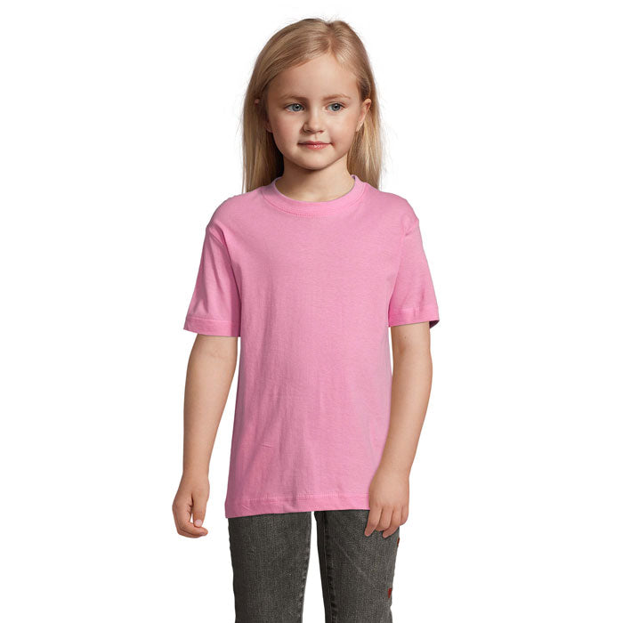 Camiseta infantil en color rosa con cuello redondo, confeccionada en algodón suave, modelo para niño de 2 a 6 años.