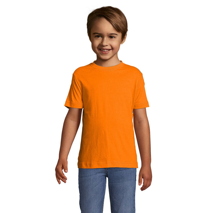 Camiseta infantil naranja de 150g, fabricada en algodón, modelo de niño con corte cómodo y detalles de confección.
