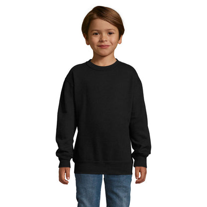 Sudadera negra infantil vista frontal con niño modelo