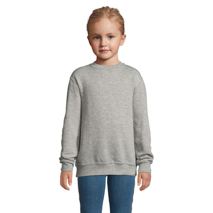 Niña con sudadera gris de manga larga en vista delantera