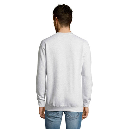 Imagen lateral de sudadera negra básica con modelo