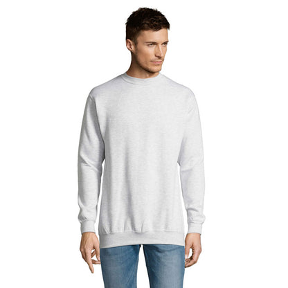 Sudadera negra lisa, vista de espalda con modelo