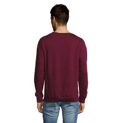 Sudadera negra de hombre con cuello redondo, vista frontal con modelo