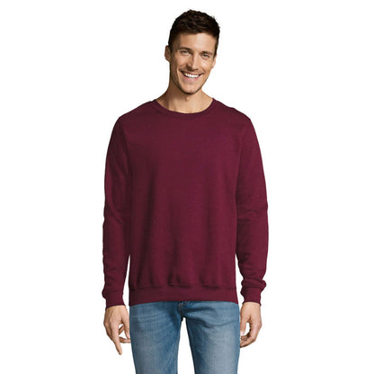 Sudadera negra para hombre, foto de lado con modelo