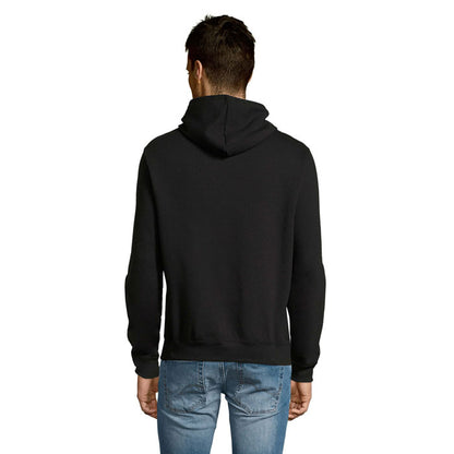 Modelo masculino de espaldas con sudadera con capucha