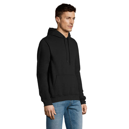 Hombre de perfil con sudadera negra con capucha