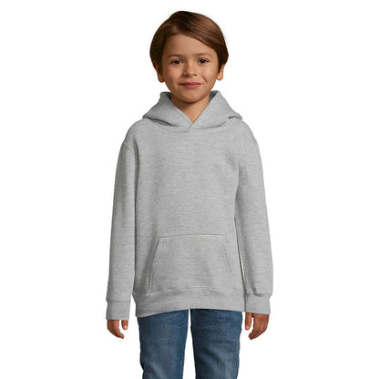 Vista frontal de sudadera negra con capucha sobre fondo blanco