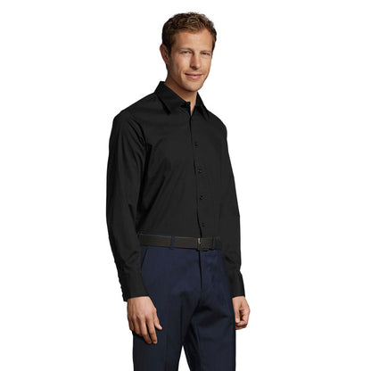 Camisa negra con cuello de un botón vista frontal