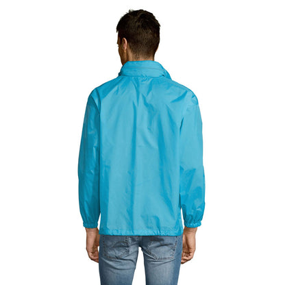 Vista trasera de hombre con chaqueta impermeable azul.
