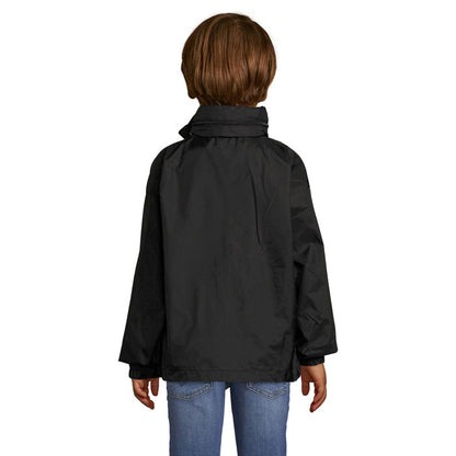 Chaqueta técnica negra sin detalles visibles, vista posterior.