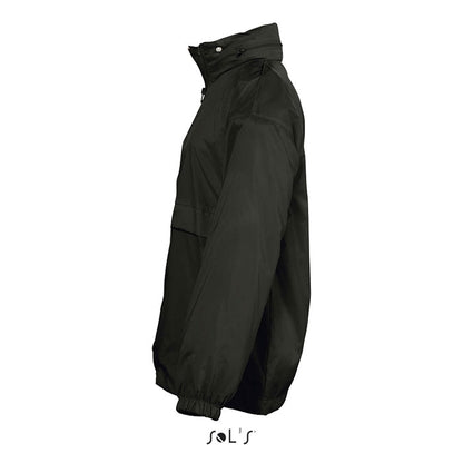 Imagen de perfil de chaqueta negra impermeable para niño sobre fondo blanco.