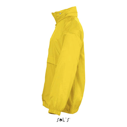 Vista lateral de chaqueta impermeable amarilla de niño sin modelo.