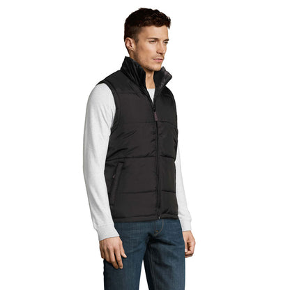 Imagen lateral de hombre con chaleco promocional negro sin mangas.