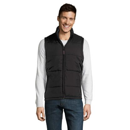Vista frontal de modelo masculino con chaleco negro con cremallera.