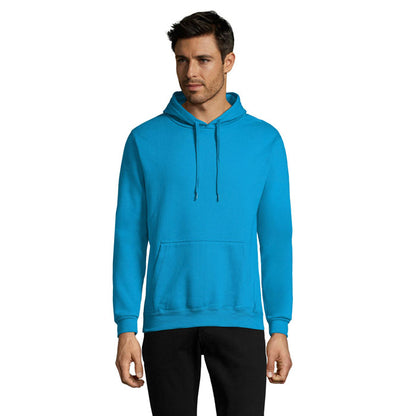 Modelo masculino con sudadera azul, vista de espalda