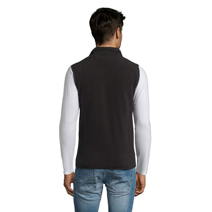 Parte trasera de chaleco negro softshell sobre modelo.