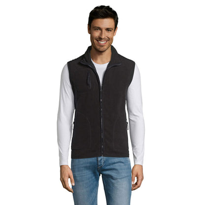 Hombre con chaleco softshell negro sin mangas visto de frente.